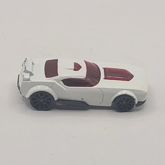 Hot Wheels Fast Fish Multipack Exclusive White & Red Tint, Red Chrome Wheel - Picture 3 of 5